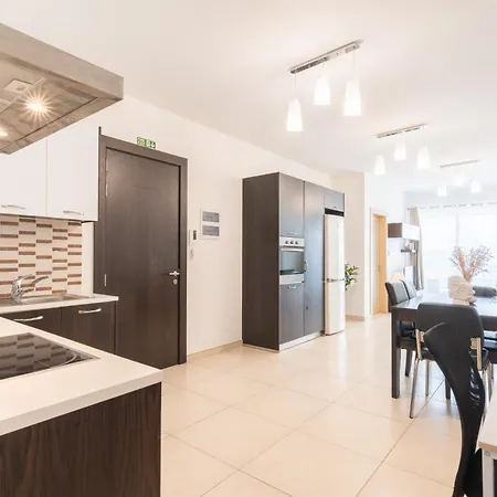 Apartment 2 Bedroom With Balcony In St Julians, Paceville, By Vaganza San Ġiljan