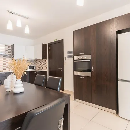 2 Bedroom With Balcony In St Julians, Paceville, By Vaganza * San Ġiljan